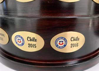 Agregan placa del título de la Roja en 2016 en trofeo de la Copa