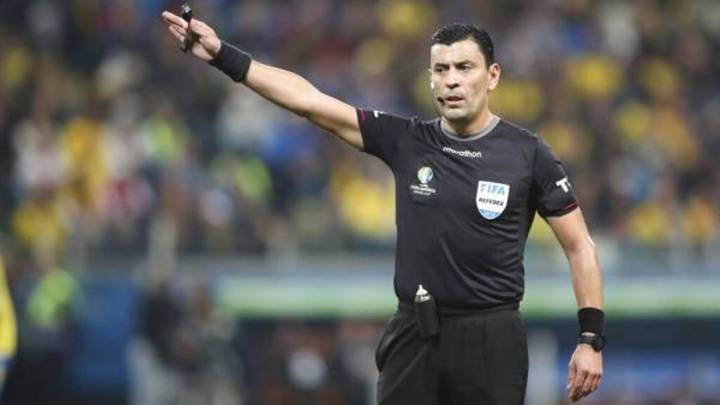 Roberto Tobar no tuvo problemas con aplicar mano dura en dos penales y una expulsión, aunque esta última decisión fue bastante discutida.