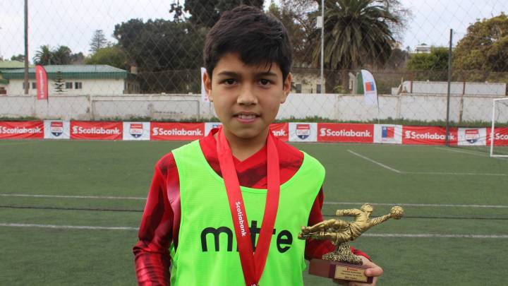 El jugador del colegio ganador de la Copa Infantil Scotiabank, Francis School, recibió el reconocimiento por su destacada participación.