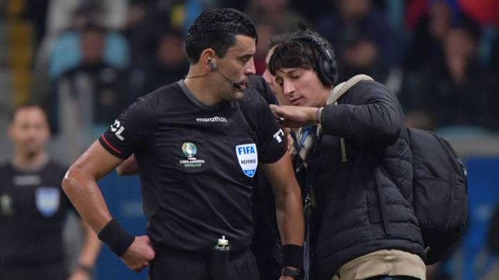 El juez FIFA chileno analizó su rendimiento en la Copa América de Brasil, con la final y las críticas al VAR como puntos importantes.