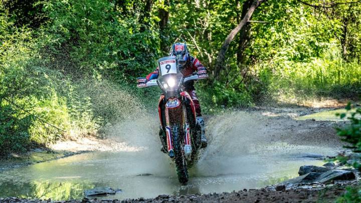 El chileno avanzó dos lugares en la general del Silk Way Rally, tras la segunda etapa, y se acerca al top ten en la clasifición de las motos.