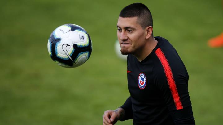 El delantero del América de México cuestionó duramente la política de contrataciones de Colo Colo, la U y la UC en sus redes sociales.
