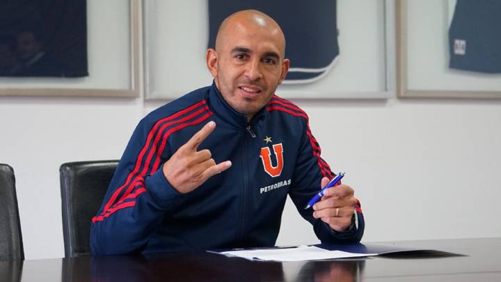 El delantero argentino Marcos Riquelme se transformó en la primera incorporación de los azules, con miras a lo que resta del torneo de Primera División.