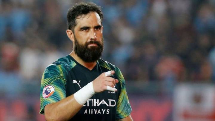 Claudio Bravo jugó la final del torneo amistoso Premier League Asia Trophy y consiguió detener un tiro desde los doce pasos que a la postre no sirvió.