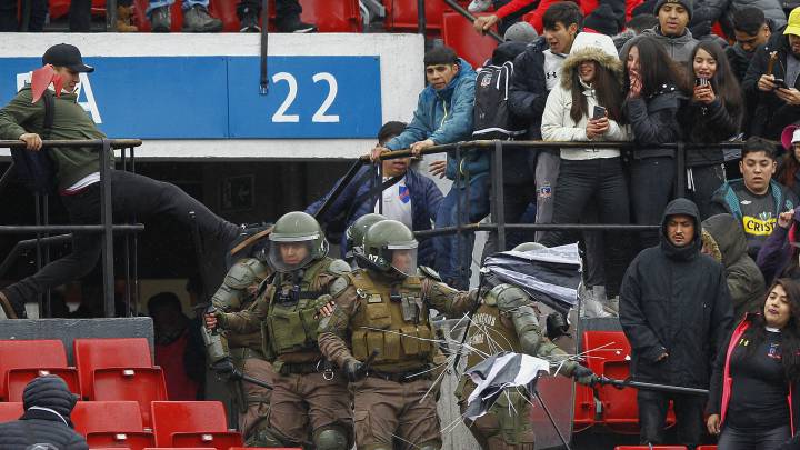 Hinchas albos protagonizan serios incidentes con Carabineros