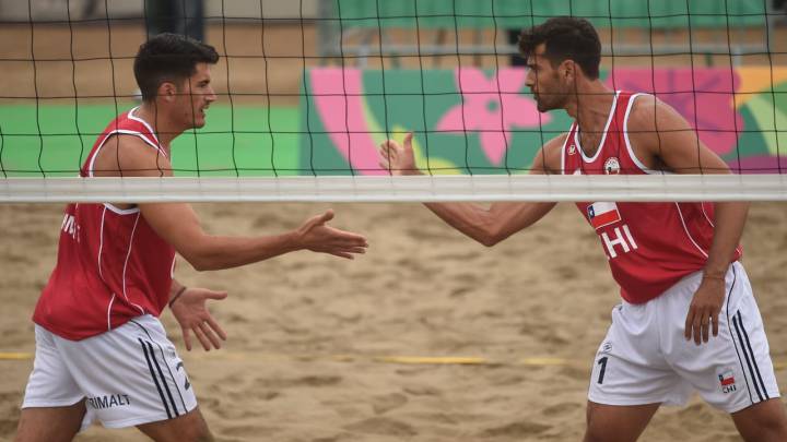 Los Primos Grimalt iniciaron la participación de Chile con un triunfo ante México en la Costa Verde de San Miguel. El próximo rival es Nicaragua.