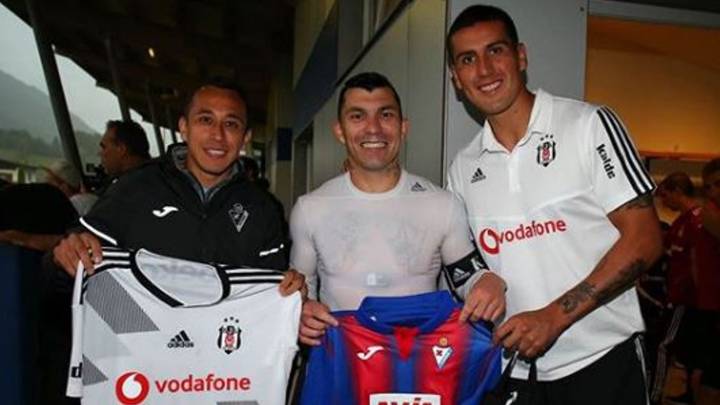Gary Medel compartió en Instagram una foto de los tres jugadores nacionales en el marco de un amistoso de pretemporada entre el Besiktas y el Eibar.