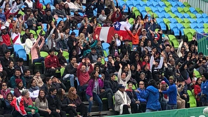 Un intenso duelo se vivió en los octavos de final del Voleibol Playa en el que la dupla chilena se impuso por 21-11 y 21-17 ante el duo peruano. Ahora enfrentarán a Argentina en cuartos.