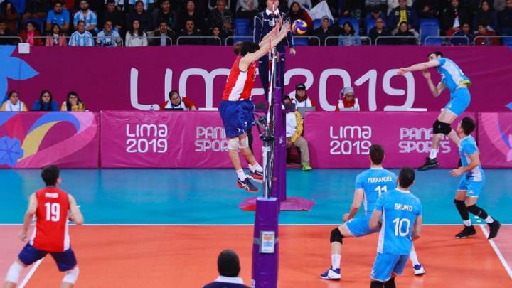 La selección chilena de voleibol sala perdió en cuatro sets ante los argentinos en las semifinales y quedó sin opciones de ganar la medalla de oro.