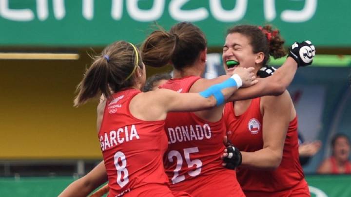 La selección de hockey césped femenino logró una contundente victoria frente a las uruguayas por 5-0 y jugarán la semifinal contra Argentina.