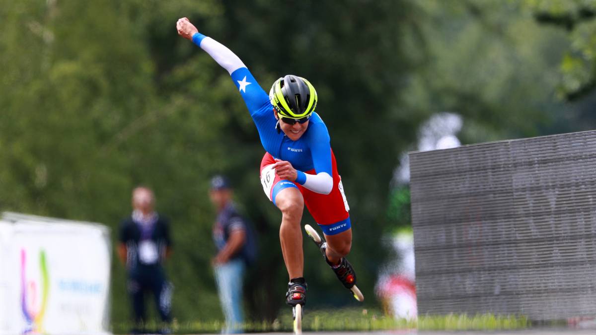 "María José Moya está en el primer lugar", se escucha en la pista de patinaje de la Costa Verde y el público reacciona con aplausos. La deportista tuvo su propia hinchada mientras consiguió la medalla de oro en Juegos Panamericanos. La chilena alcanzó el primer lugar en los 300 metros contrareloj, con un tiempo de 26.441 que nadie pudo superar. La colombiana Geiny Pájaro era la gran opción, pero no alcanzó. Esta última, que fue la última en presentarse, se quedó con la medalla de plata después de completar su competencia en 26.627. En el público se escucho un fuerte 'C H I'