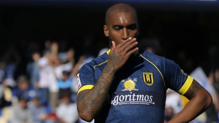 El jugador del Campanil encaró al juez del partido luego de terminado el partido, y aclaró el motivo por el que estaba tan furioso con el árbitro.