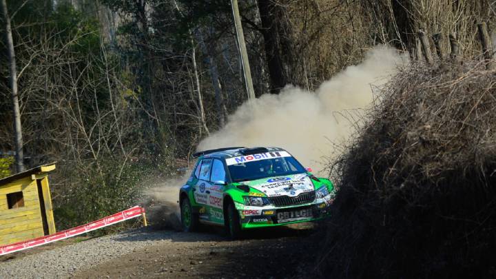 El piloto de Skoda ganó dos de los tres parciales de la etapa de sábado en la Región de Ñuble y toma el liderato de la R5. Lo sigue de cerca su compañero de equipo, Alejandro Cancio.