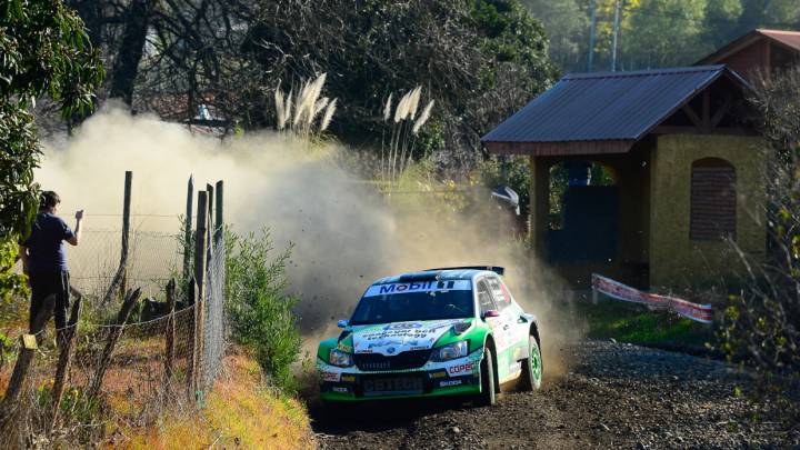 El piloto penquista dominó de principio a fin la cuarta fecha del Rally Mobil en la Región de Ñuble. Lo secundaron Benjamín Israel en Citroen y Pedro Heller en Ford.