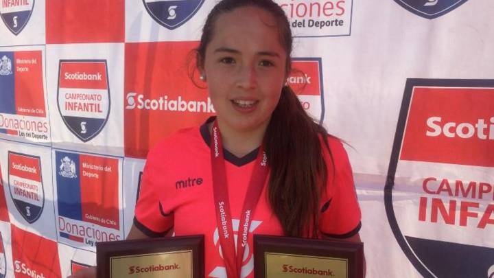 “Las mujeres tenemos mucho potencial en el fútbol”, fueron las palabras de Antonia Martínez que se coronó como goleadora del campeonato con diez goles.
