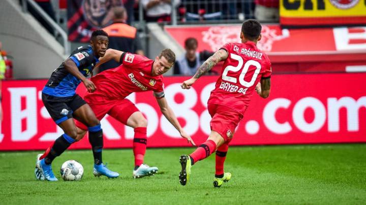 Bayer Leverkusen comenzó de buena forma la Bundesliga tras imponerse al Paderborn en la primera fecha del certamen alemán. Charles Aránguiz jugó los 90'.