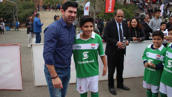 Marcelo Salas no tuvo problemas en compartir con sus pequeños seguidores durante más de media hora en la inauguración del Torneo Infantil Scotiabank.