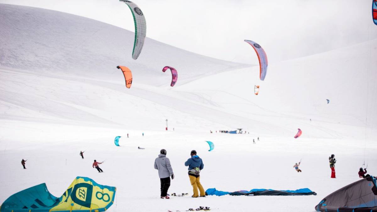 Entre el 29 de agosto y 1 de septiembre se llevará a cabo la séptima edición del Snowkite Fest Corralco, un certamen único en el país que combina vela y esquí.