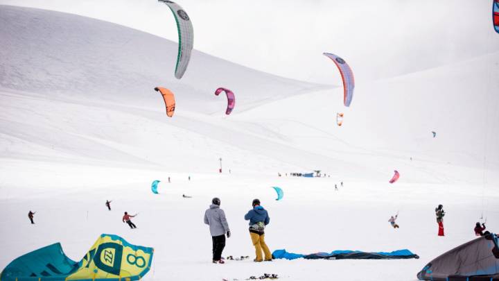Entre el 29 de agosto y 1 de septiembre se llevará a cabo la séptima edición del Snowkite Fest Corralco, un certamen único en el país que combina vela y esquí.