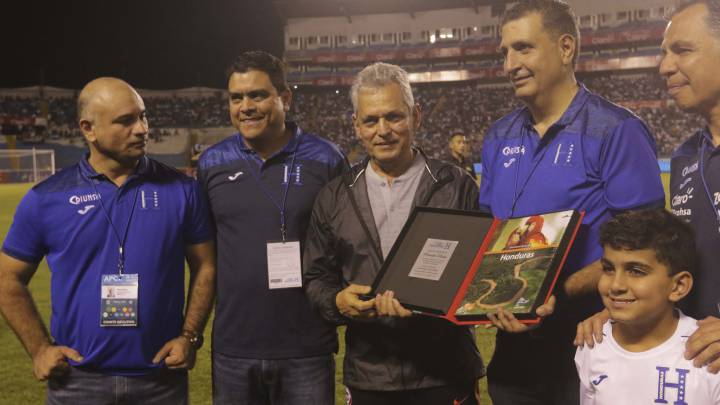 El emotivo homenaje que recibió Reinaldo Rueda en Honduras
