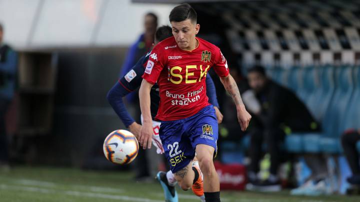 Pablo Aránguiz tuvo que salir sustituido en el segundo tiempo en el duelo ante Universidad de Chile, tras la lesión que se confirmó que fue una esguince.