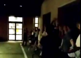 La emotiva visita de Medel y el Bologna a su DT en el hospital
