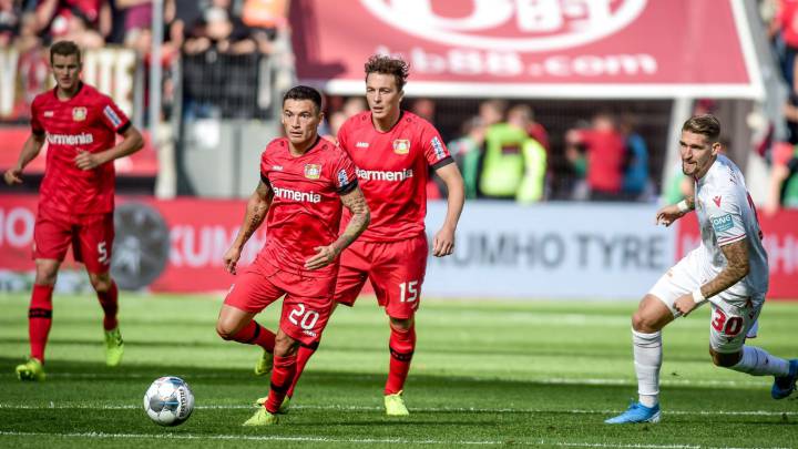Charles Aránguiz disputó los 90 minutos del juego y contribuyó para que Bayer Leverkusen se acerque a un punto de la cima de la Bundesliga momentáneamente.