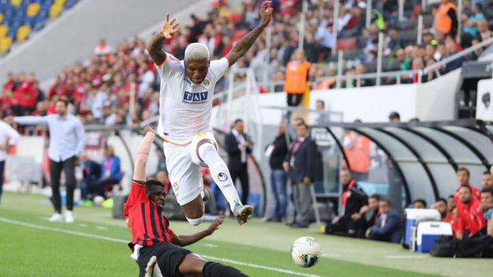 En su visita al Genclerbirligi, colista absoluto de la Superliga turca, el Alanyaspor rescató una igualdad a un tanto, que le sirvió para seguir en la cima.
