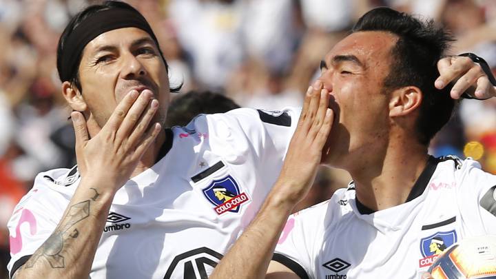 La tienda 'Cac1ke' del 'Pajarito' mostró un nuevo modelo de poleras, referentes al nuevo clásico que Colo Colo ganó en el Monumental.