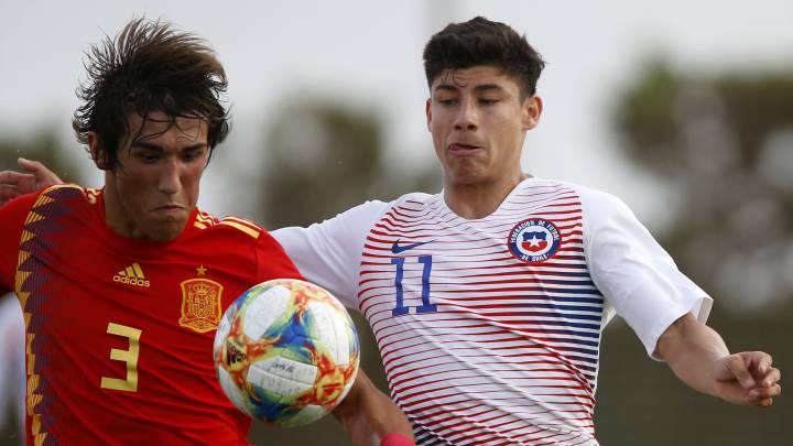 Un doblete de Nicolás Serrano amargó a la selección de Cristian Leiva, que sumó una nueva caída en su gira por España. Joan Cruz anotó el tanto nacional.