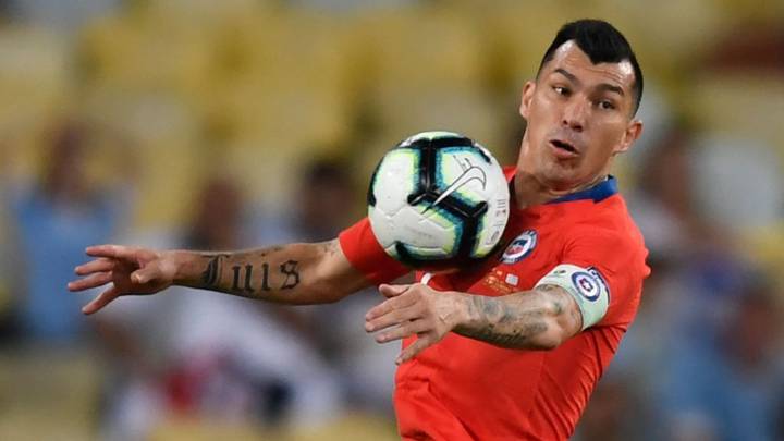 Gary Medel tuvo que abandonar el campo de juego a los 16 minutos, tras, aparentemente, desgarrarse. El 'Pitbull' fue sustituido por Sebastián Vegas.