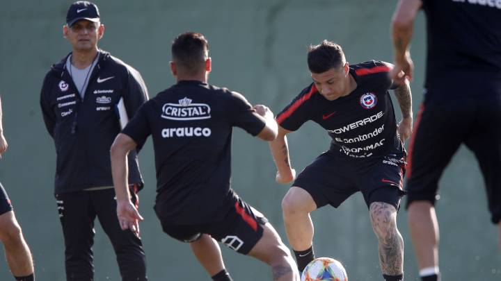 El técnico colombiano propondría un inédito tridente ofensivo para el duelo ante Guinea, tras liberar a Sánchez y Orellana, además de un cambio en la zaga.