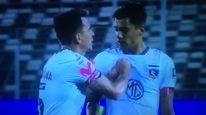 Cuando el primer tiempo del duelo ante Huachipato terminó, el argentino se acercó al joven canterano y le recriminó algo puntual. Terminaron insultándose.