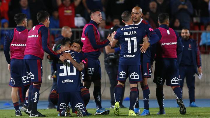 Un autogol de Mauricio Zenteno a falta de seis minutos le dio el triunfo a los azules ante Iquique, resultado que los sacó de la zona de descenso.
