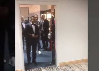 El peculiar look de Bielsa en fiesta de gala del Leeds