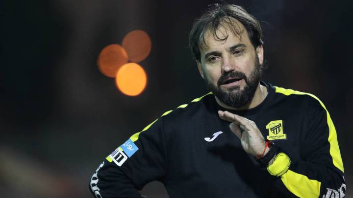 El cuadro árabe decidió rescindir el contrato con el técnico chileno tras la derrota frente a Al Wehda, que reafirma el mal momento que atraviesa el equipo.