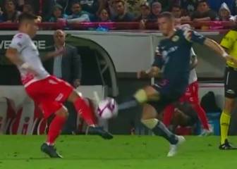 La brutal plancha que sufrió Claudio Baeza en Necaxa