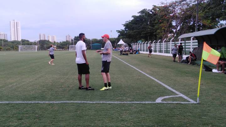 La selección chilena practicó en el Centro de Entrenamiento del Goias, actual club del ex defensor de la U. El brasileño saludó a varios conocidos durante la tarde.