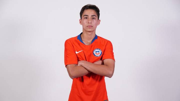 Lucas Assadi da dos años de ventaja, pero se integró con personalidad en la Roja. El atacante recordó el momento en que lo nominaron para este Mundial.