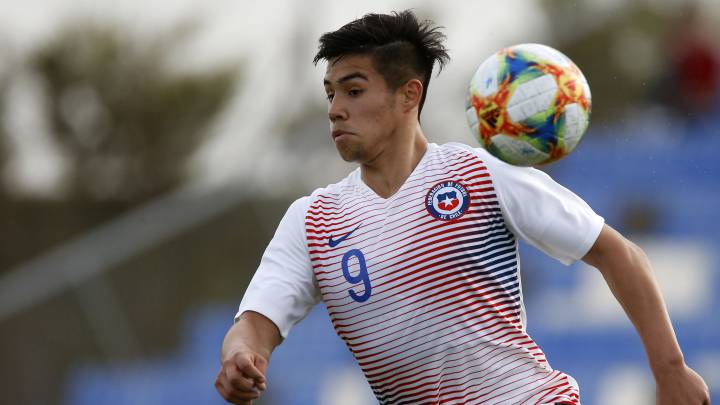 Con un par de jugadores algo golpeados tras el partido con Francia, y con un rival de juego diametralmente opuesto, la selección chilena analiza sus opciones.