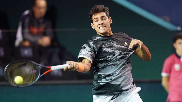 El chileno logró su segundo triunfo en el torneo parisino y avanzó a octavos de final, donde enfrentará a Jérémy Chardy. De ganar, enfrentaría a un especial rival.