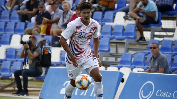 Luis Rojas abrió el camino a la victoria de Chile sobre Haití. El mediocampista mantiene el foco en el torneo, más allá de las presiones por su futuro deportivo.