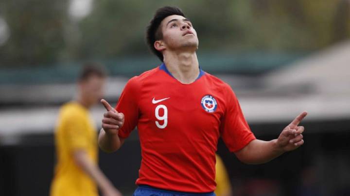 Alexander Aravena volvió recién este martes a entrenar con la selección chilena, y su inclusión ante Brasil sigue siendo una interrogante en el elenco chileno.