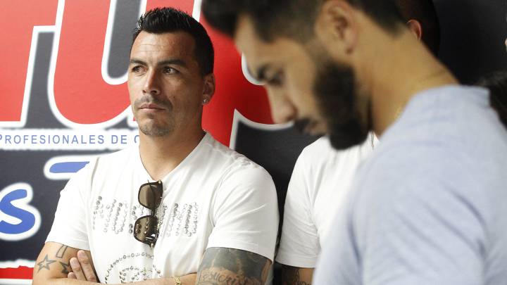 Los líderes del fútbol chileno se cuadran con el sentimiento social