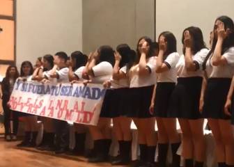 Ojo tapado: el homenaje de un grupo de estudiantes durante el himno nacional