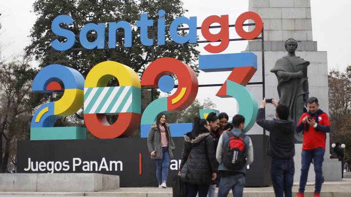 Viáticos y millonarios sueldos: el turbulento inicio de Santiago 2023