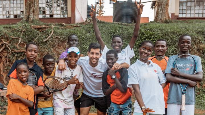 El ex tenista sorprendió con publicaciones de niños en Uganda con camisetas de Chile, y en conversación con AS explicó desde dónde surgió la idea de este gran gesto.