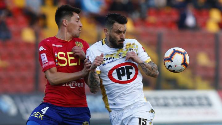En medio de las críticas a los equipos que quieren seguir disputando fútbol profesional, el delantero cuestionó la actitud de los hispanos por seguir jugando ante Cobresal.