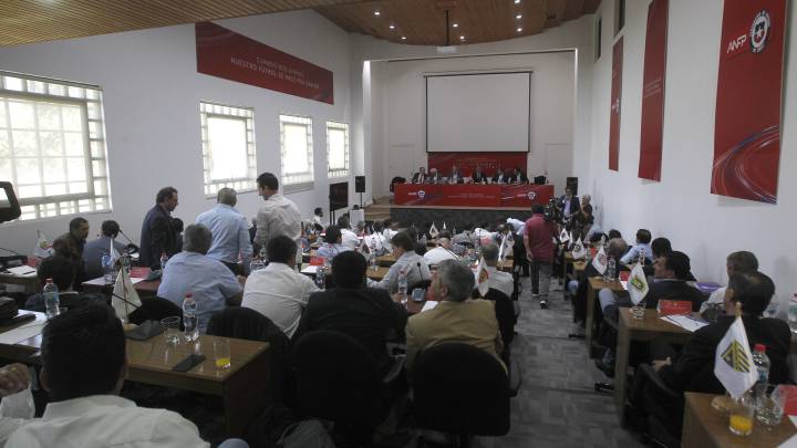La reunión de los dirigentes comenzó más tarde de lo esperado, por una cita entre equipos de la B. Las amenazas de barristas complicaron aún más el panorama.