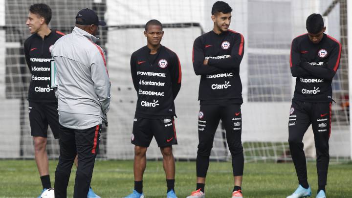Bernardo Redín entregó la lista para el microciclo que se llevará a cabo entre el 4 y 6 de diciembre con la sorpresa de Adrián Cuadra de Santiago Wanderers.